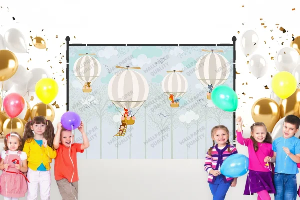 Ağaçlar Arasında Uçan Balonlu Hayaller Fon Kumaş