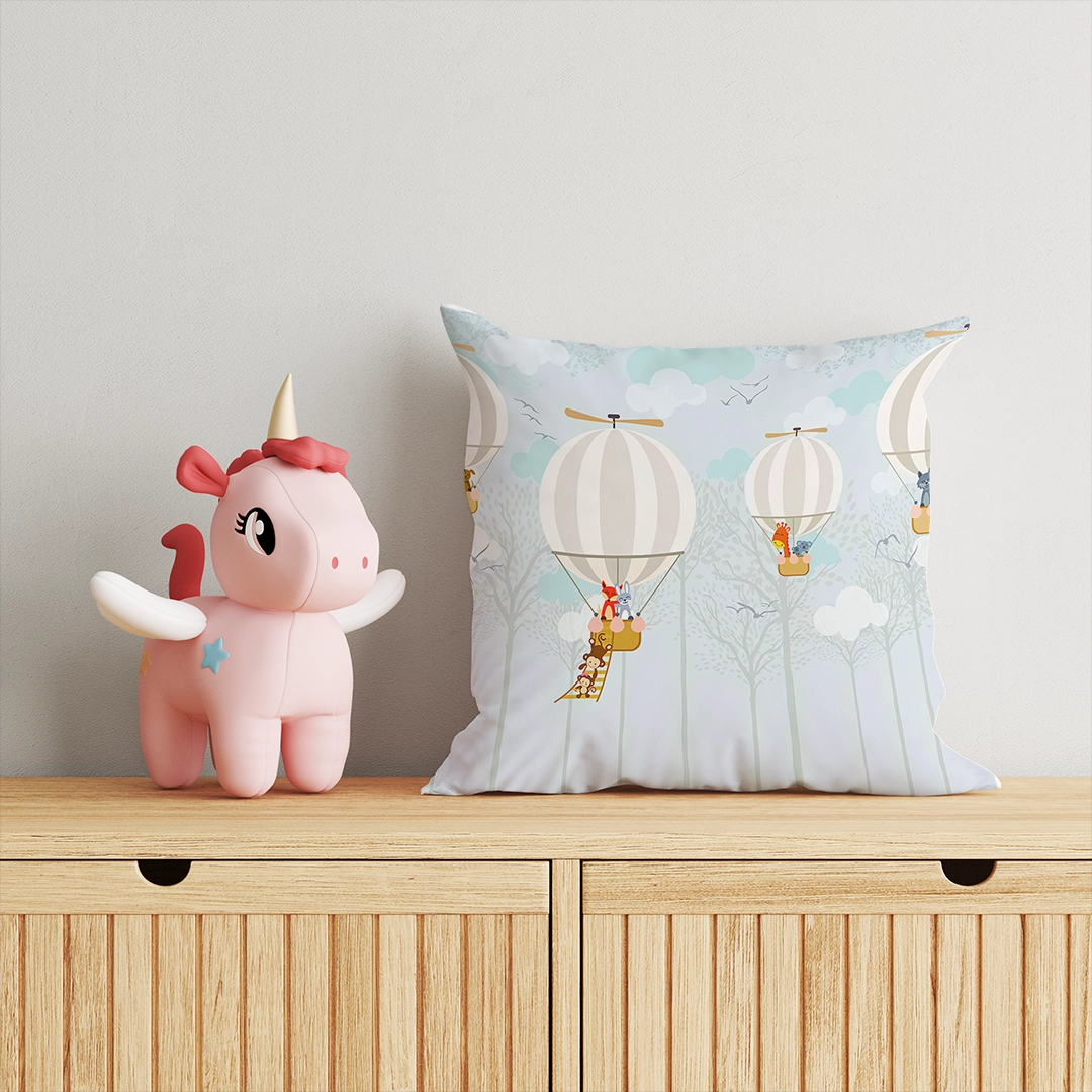 Ağaçlar Arasında Uçan Balonlu Hayaller Kırlent