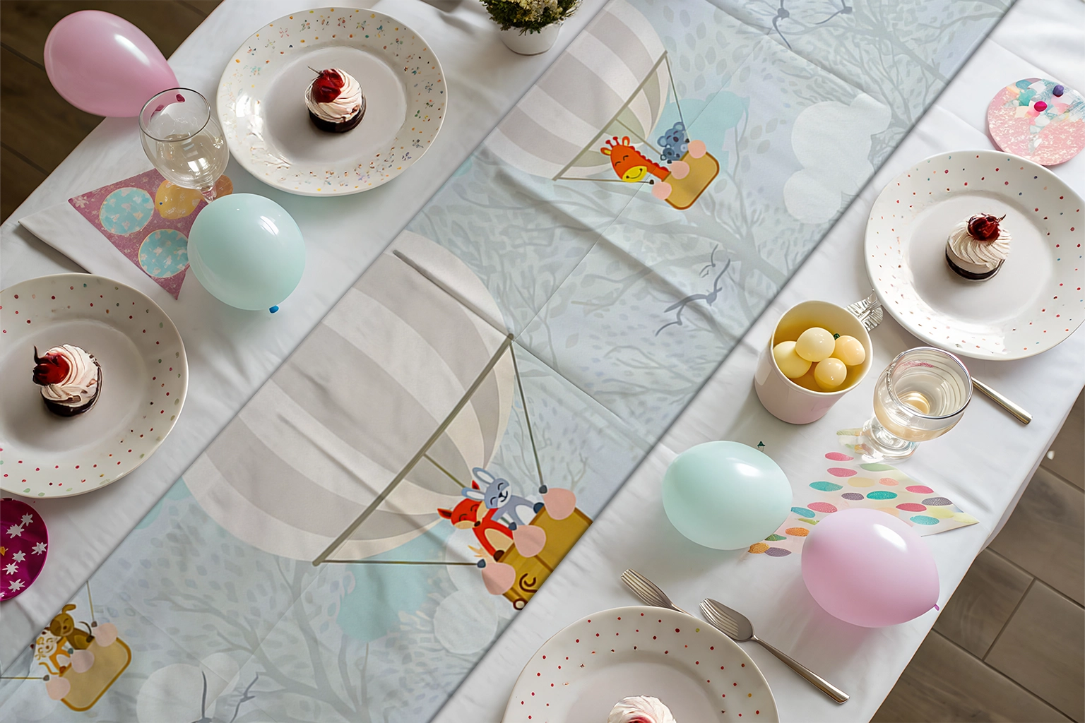 Ağaçlar Arasında Uçan Balonlu Hayaller Runner