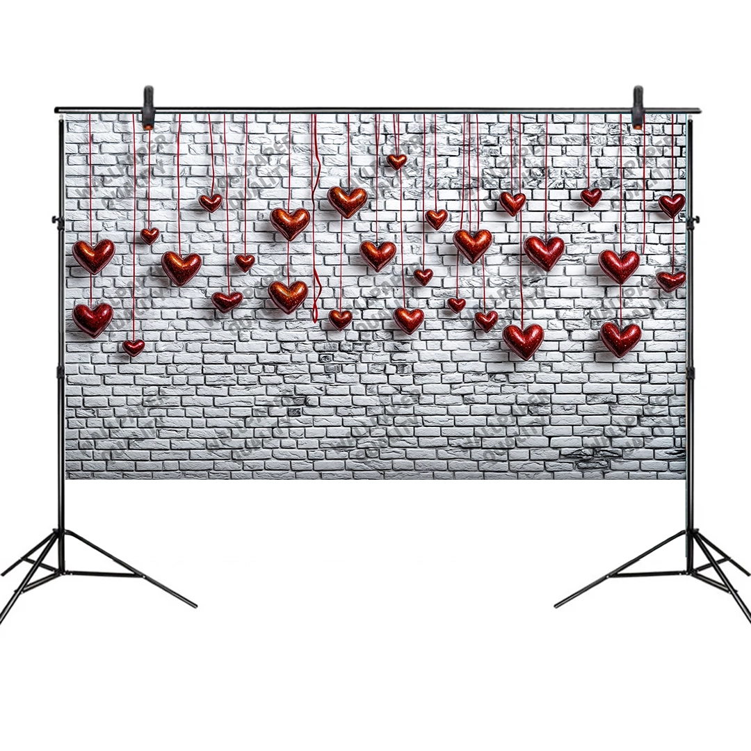 Beyaz Tuğla Zeminde Kırmızı Kalplerin Dansıyla Sonsuz Sevgi Fon Kumaş
