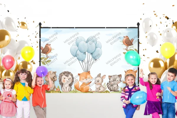 Çayırların Üzerinde Balonlarla Dans Eden Sevimli Orman Dostları Fon Kumaş