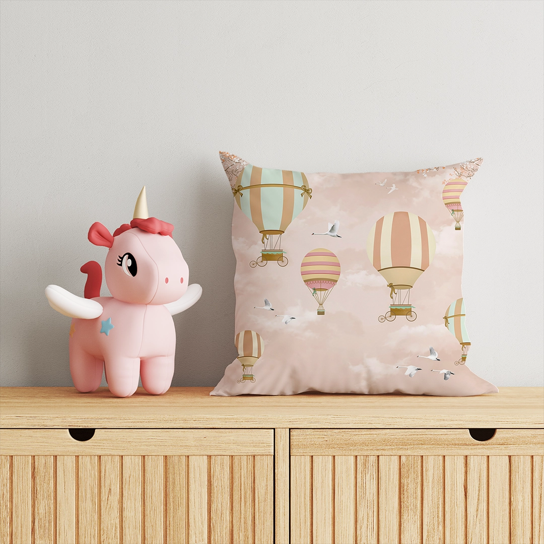 Çiçek Bahçesinde Renkli Balonlarla Uçuşan Hayaller Kırlent