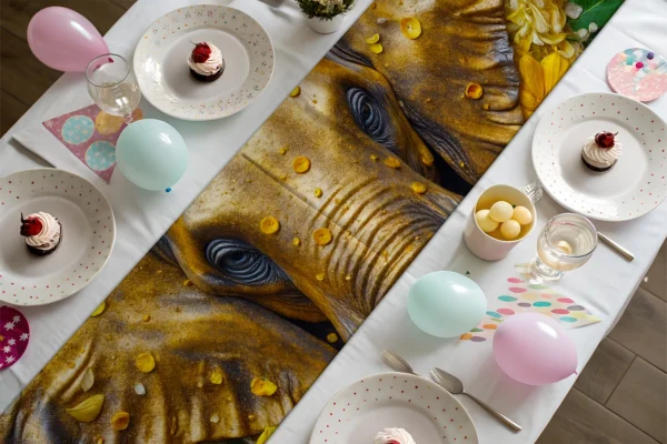 Filin Bahçedeki Çiçeklerin İçinden Sürpriz Bakışı Runner