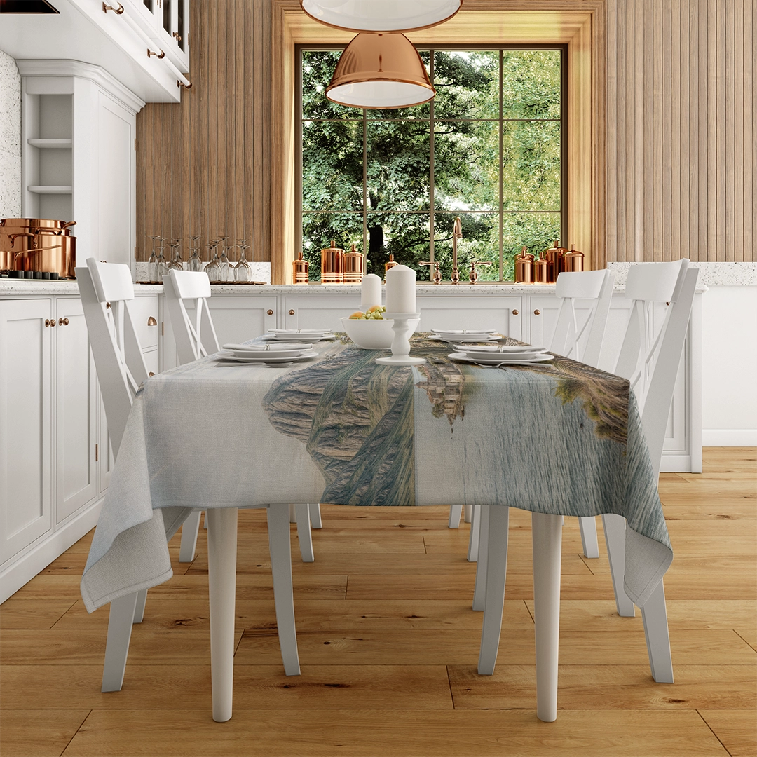 İtalya'nın Büyülü Kıyı Şeridinde Güneşin Öptüğü Tarihi Evler Masa Örtüsü