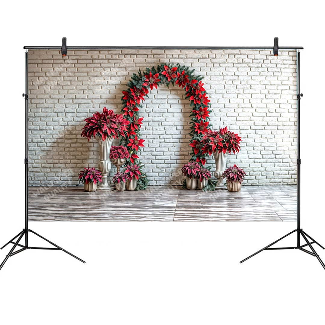 Kırmızı Atatürk Çiçekleri ve Yeşil Çam Dallarıyla Bezeli İhtişam Fon Kumaş