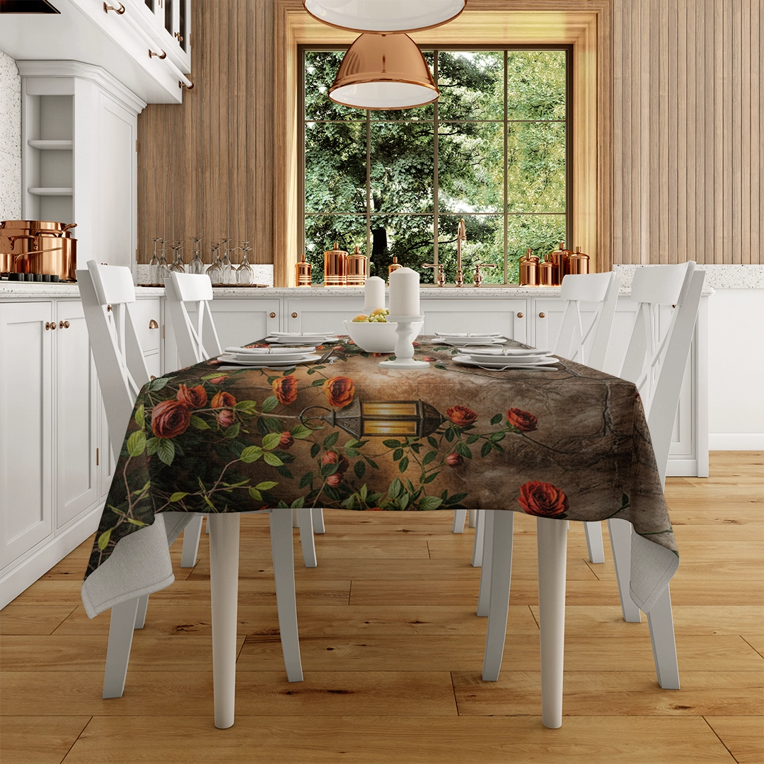 Kırmızı Güller Kuşburnu Detayları ve Antik Fenerlerin Büyülü Işıltısı Masa Örtüsü