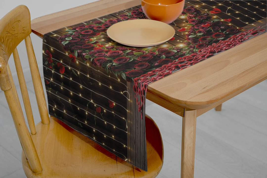 Kırmızı Güllerle Bezeli Kalp Fonu Runner