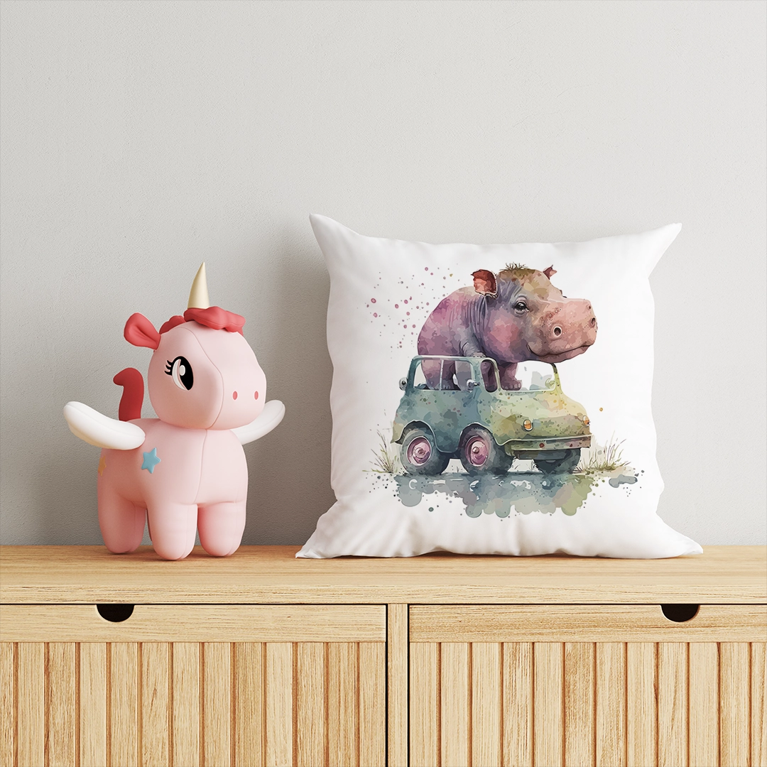 Rengarenk Arabasıyla Dünyayı Keşfeden Sevimli Su Aygırı Kırlent