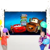 Şimşek McQueen ve Mater Yarış Pistinden Şehir Manzarasına fon kumaş