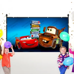 Şimşek McQueen ve Mater Yarış Pistinden Şehir Manzarasına fon kumaş