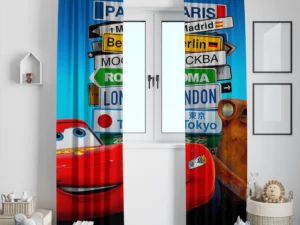 Şimşek McQueen ve Mater Yarış Pistinden Şehir Manzarasına fon perde