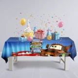 Şimşek McQueen ve Mater Yarış Pistinden Şehir Manzarasına masa örtüsü