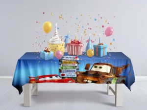 Şimşek McQueen ve Mater Yarış Pistinden Şehir Manzarasına masa örtüsü