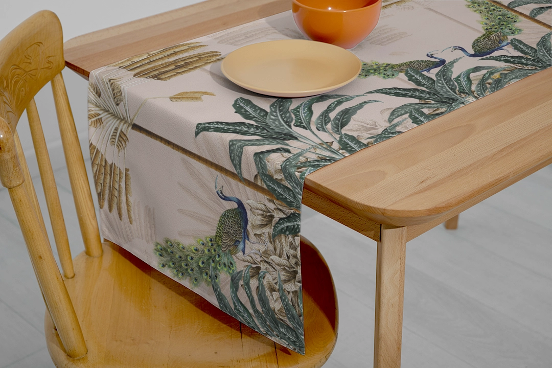 Tavus Kuşlarının Zarafeti ve Palmiye Yapraklarının Huzuru Runner