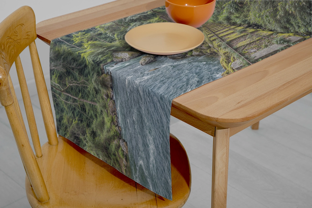 Terk Edilmiş Demiryolunun ve Akan Nehrin Sonsuz Büyüsü Runner