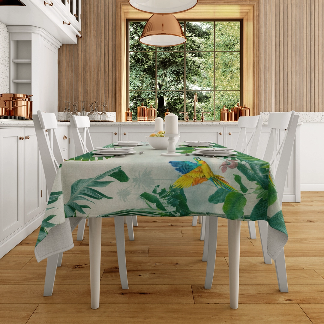 Tropik Ormanın Renkli Papağanları Masa Örtüsü
