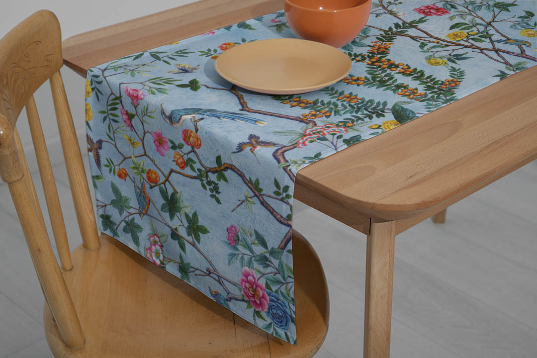 Canlı Çiçekler ve Kuşlarla Dolu Egzotik Bahçe Runner