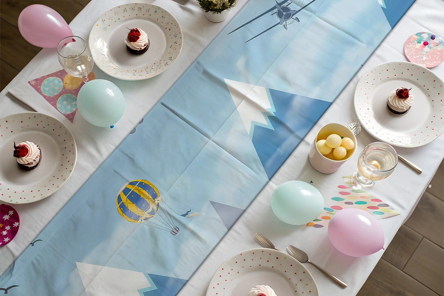 Dağların Üzerinde Balonlar ve Uçaklarla Neşeli Bir Yolculuk Runner