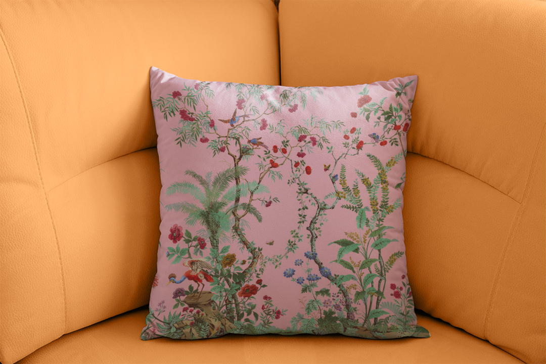 Egzotik Çiçekler ve Yeşil Yapraklarla Dolu Bir Bahçe Kırlent