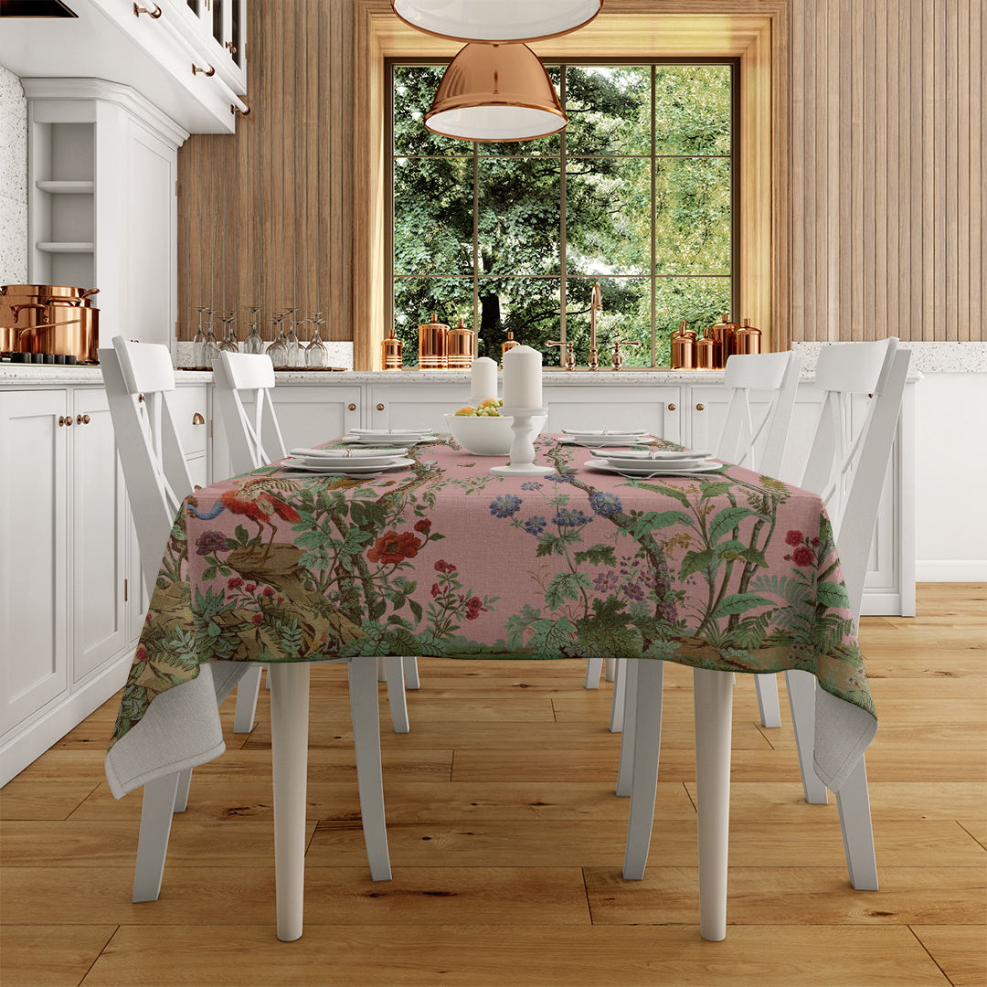 Egzotik Çiçekler ve Yeşil Yapraklarla Dolu Bir Bahçe Masa Örtüsü