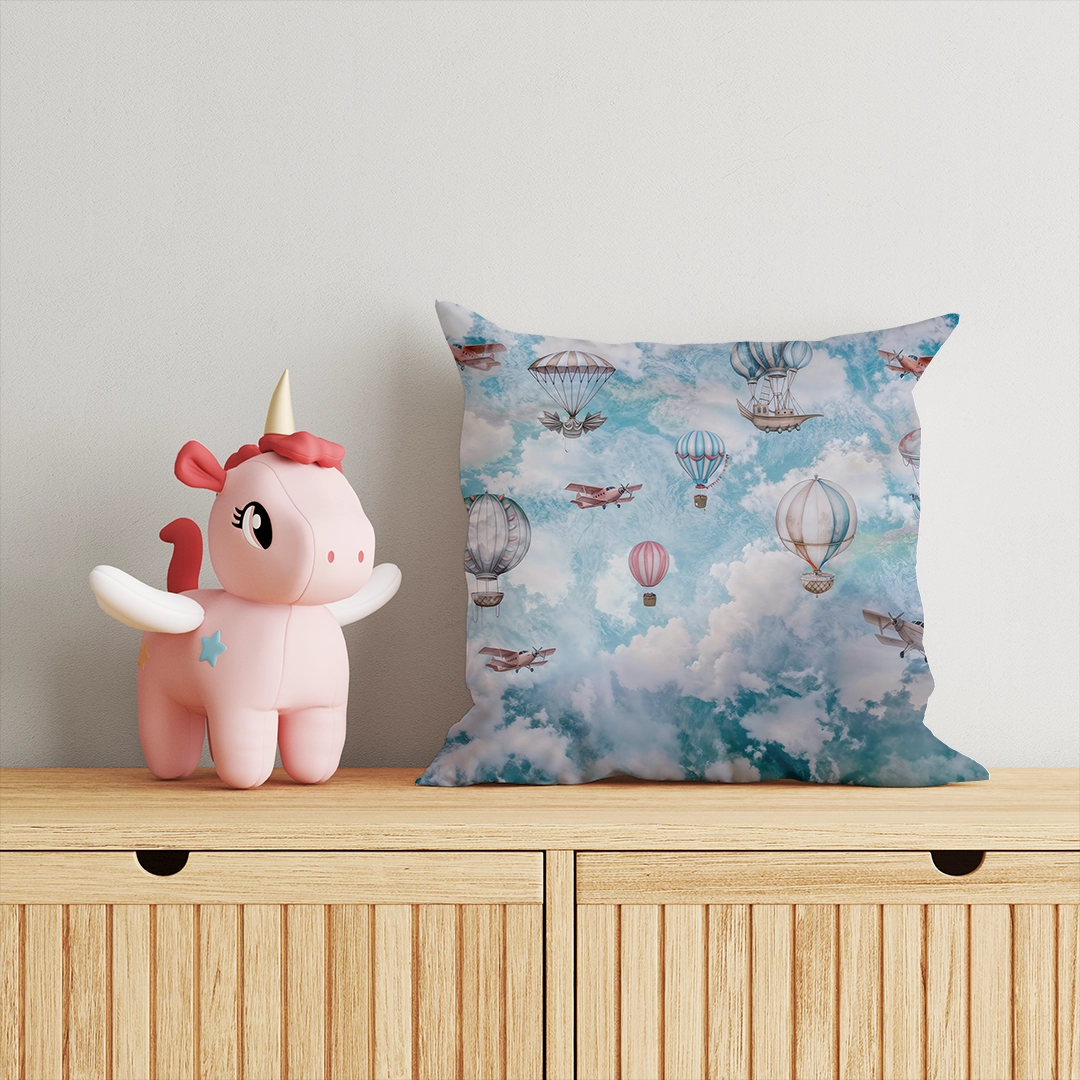 Gökyüzünde Balonlar ve Uçaklarla Neşeli Bir Macera Kırlent