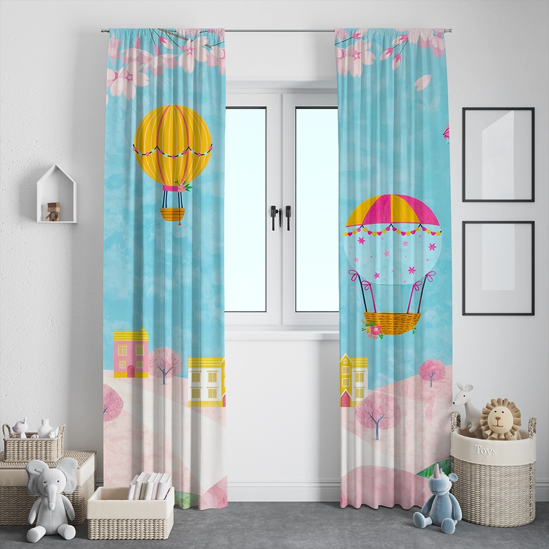 Gökyüzünde Süzülen Balonlarla Renklenen Masalsı Köy Manzarası Fon Perde