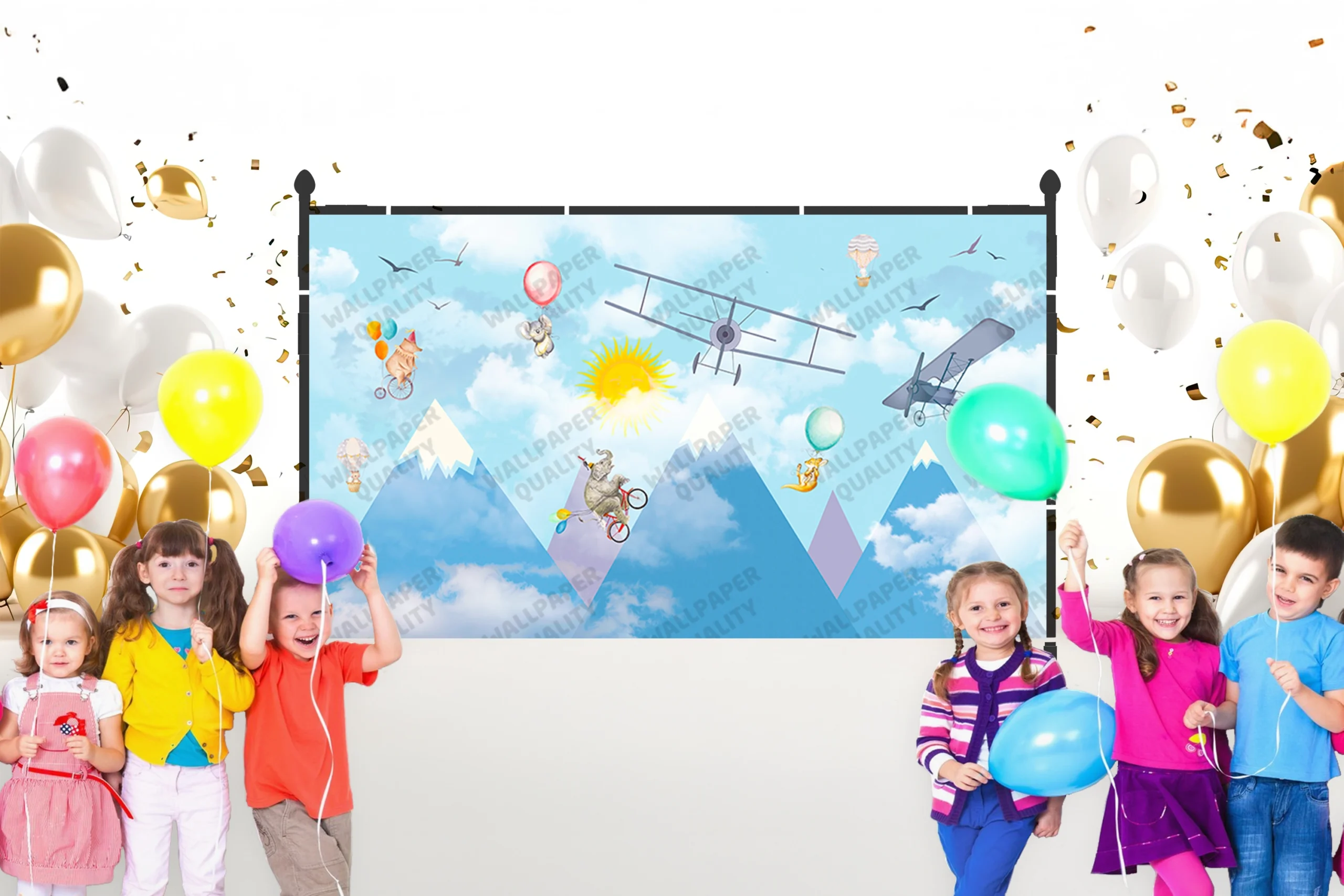 Gökyüzünde Uçan Balonlar ve Uçaklarla Neşeli Ayılar Diyarı Fon Kumaş