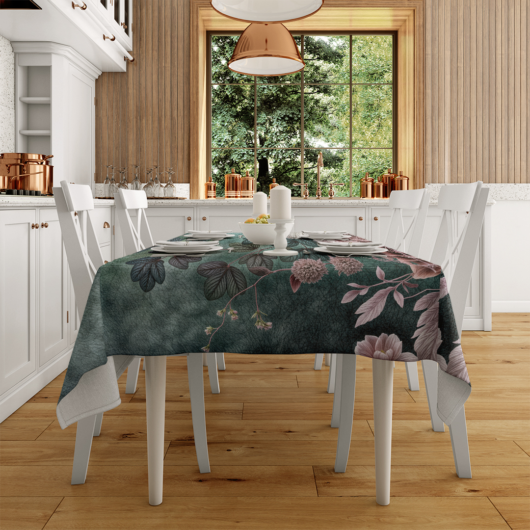 Gotik Esintili Romantizm Çiçekleri Masa Örtüsü