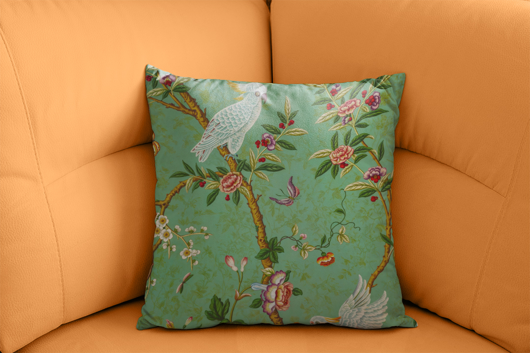 İki Sevimli Papağanın Çiçeklerle Dansı Tropikal Bir Bahçenin Büyüsü Kırlent