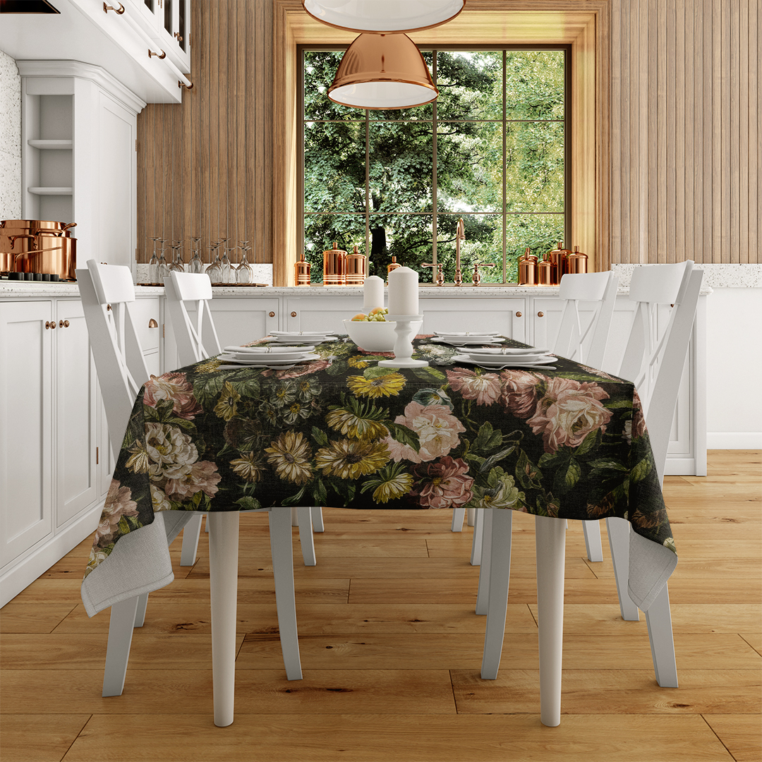Koyu Renkler Arasında Saklı Zarif Çiçekler Masa Örtüsü