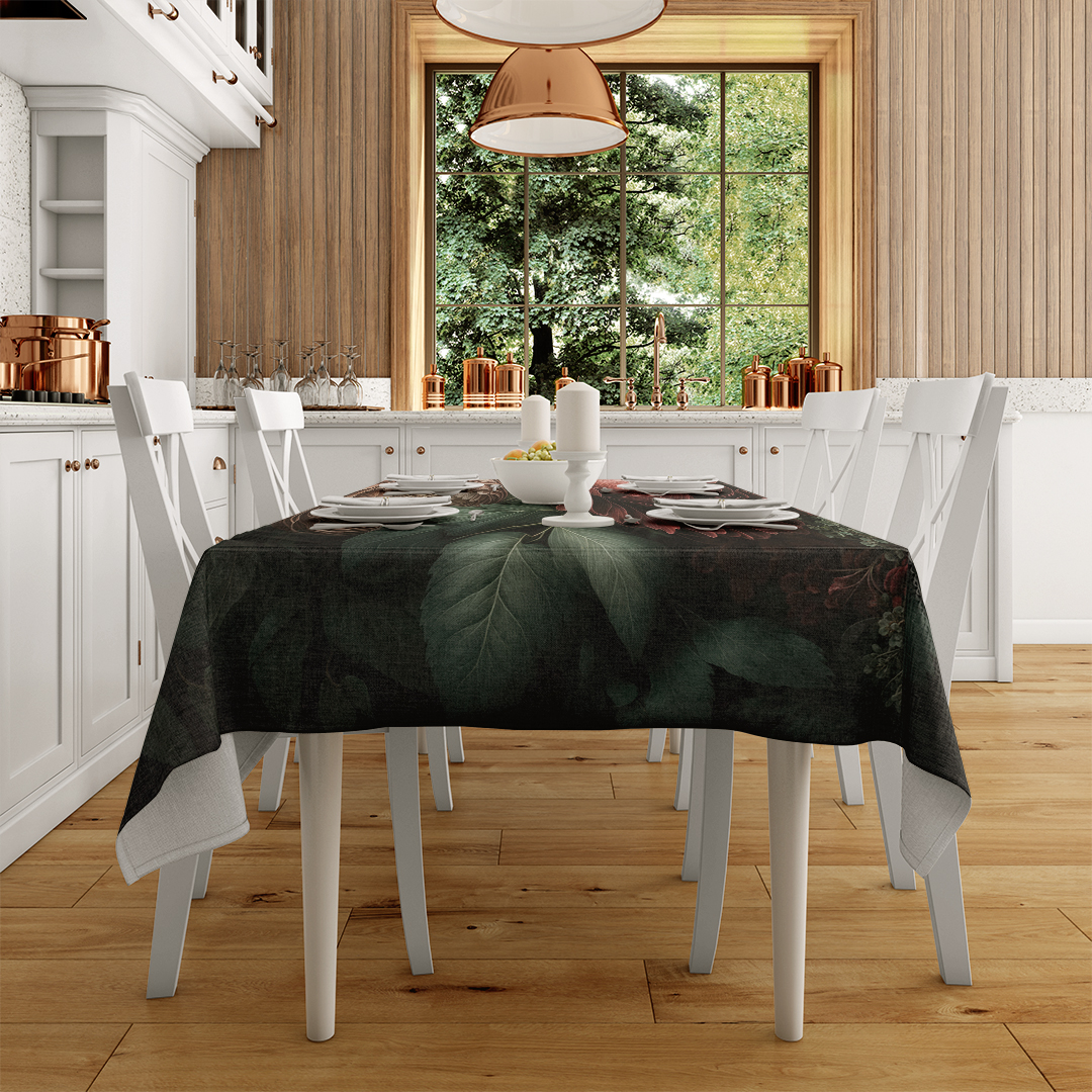 Koyu Tuval Üzerinde Açan Çiçeklerin Dramatik Güzelliği Masa Örtüsü