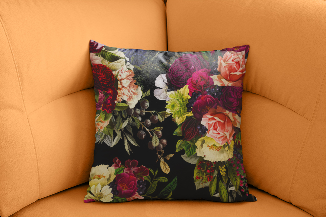 Koyu Zeminde Çiçeklerin Aşkı Kırlent