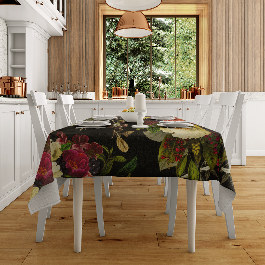 Koyu Zeminde Çiçeklerin Aşkı Masa Örtüsü