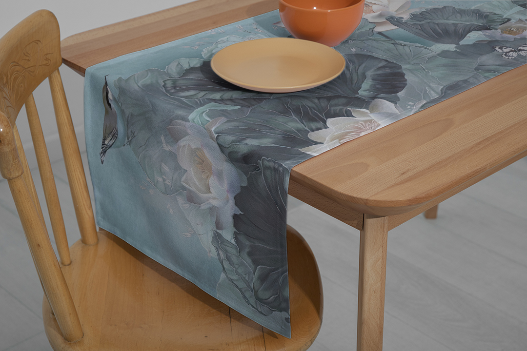 Kuşların Şarkısıyla Dans Eden Lotus Çiçekleri Runner