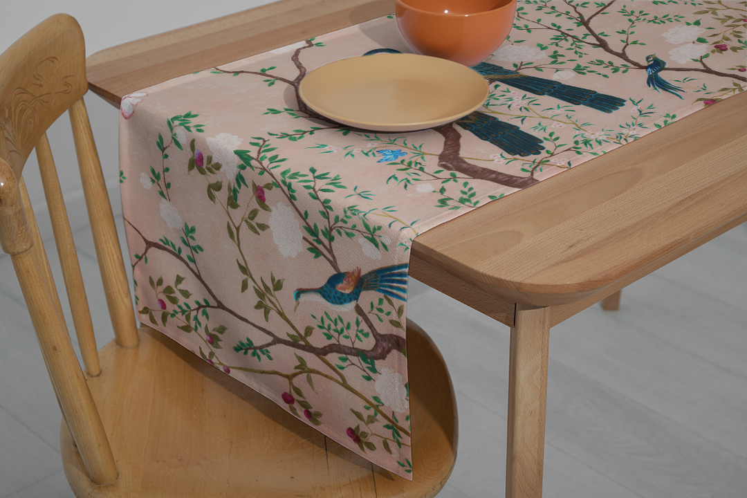 Zarif Kuşlar, Renkli Çiçekler ve Yemyeşil Yapraklarla Dolu Büyülü Bir Bahçe Runner