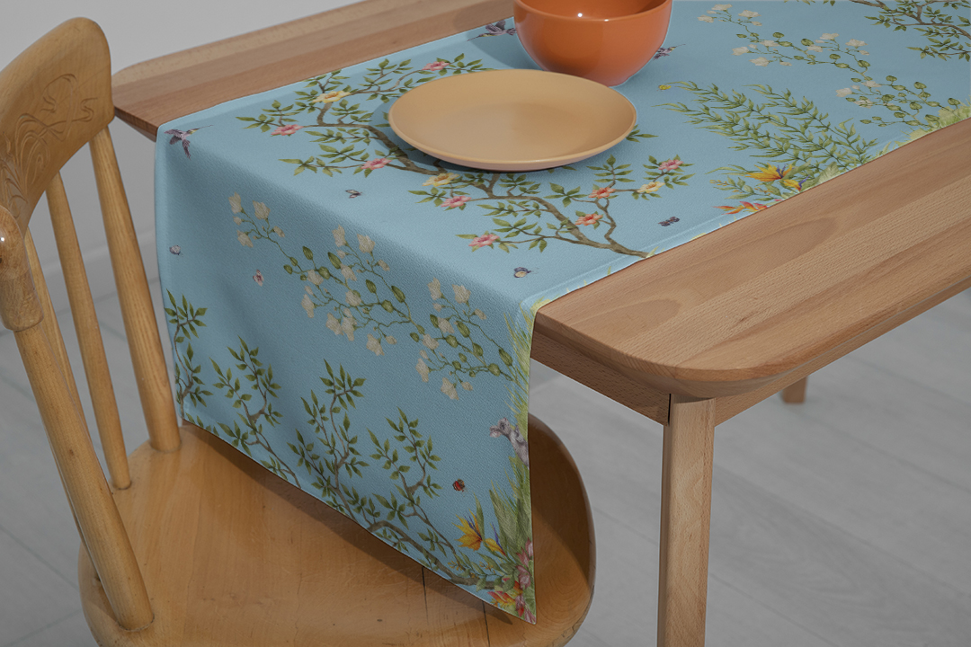 Zarif Kuşların Şarkılarıyla Renklenen Çiçeklerle Bezeli Bir Bahçe Masalı Runner